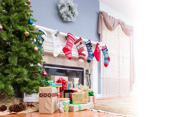 Hög med julklappar under granen — Stockfoto