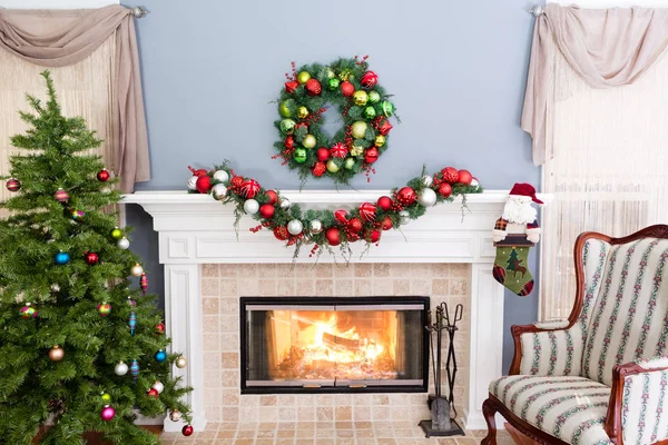 Gladlynt brinnande eld i härden vid jul — Stockfoto