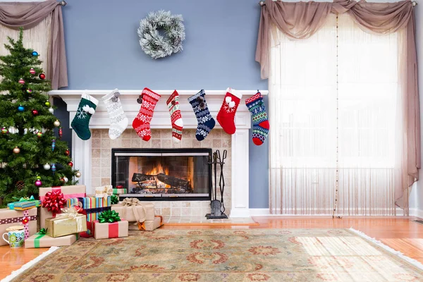 Sala de estar decorada em casa para o Natal — Fotografia de Stock