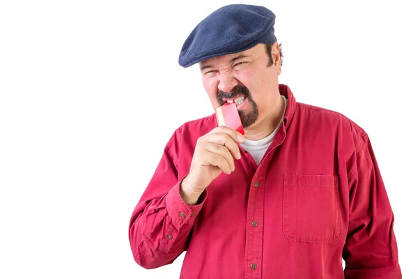 Hombre enojado frustrado mordiendo su tarjeta de crédito — Foto de Stock