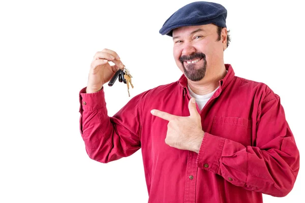 Homem orgulhoso apontando para suas chaves do carro novo — Fotografia de Stock