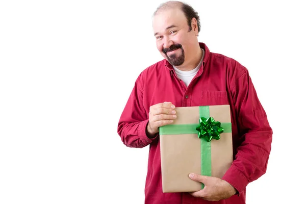 Homem grato segurando um presente com um sorriso feliz — Fotografia de Stock
