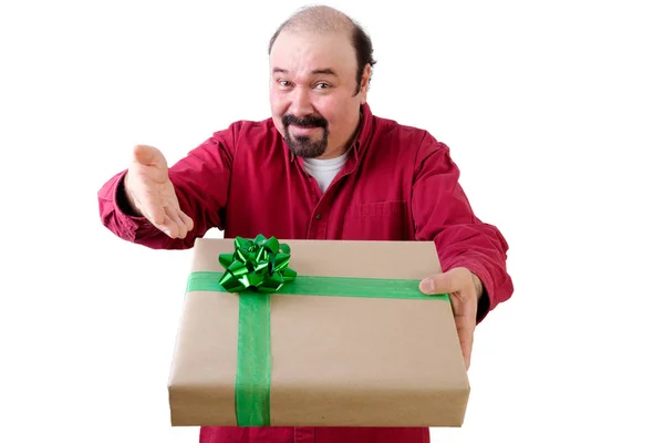 Sorrindo homem entregando uma grande caixa de presente — Fotografia de Stock