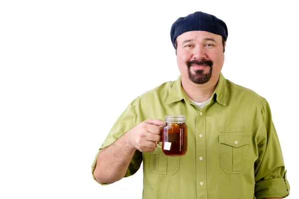Homme heureux en béret avec tasse en verre de thé au citron — Photo