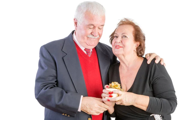 Гордая пожилая женщина держит подарок на день Святого Валентина — стоковое фото