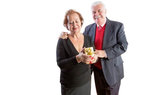 Hombre cariñoso dando a su esposa un regalo de San Valentín —  Fotos de Stock