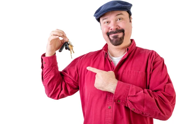 Orta gülümseyen yaşlı adam araba anahtarlarını işaret — Stok fotoğraf