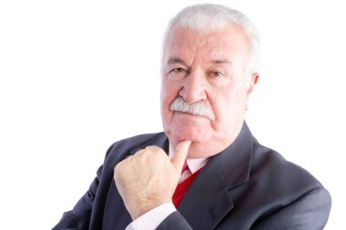 Yaşlı işadamı çene el üstünde dinlenme