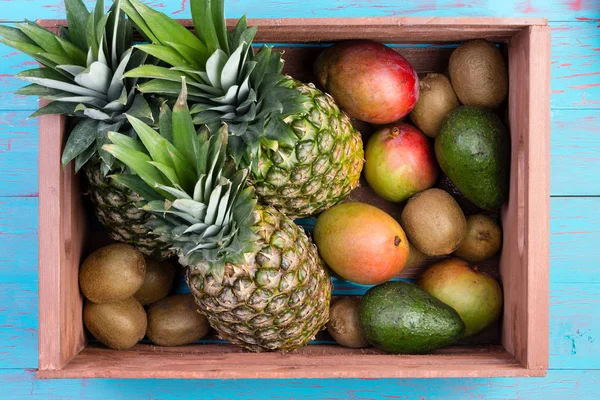 W polu owoców tropikalnych w rynku paka na rynku tabeli — Zdjęcie stockowe