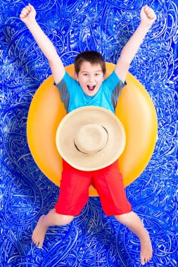 Onun yaz tatili kutluyor neşeli küçük çocuk