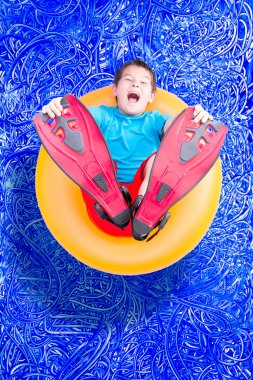 Genç çocuk bir havuzda oynarken palet