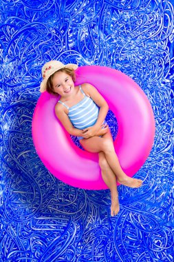 Mutlu küçük kız onu yaz tatil keyfi