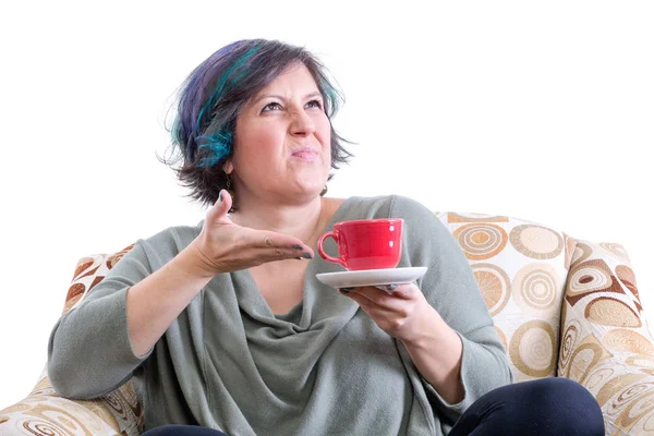 Grimaserande kvinna gestikulerande att kopp kaffe — Stockfoto