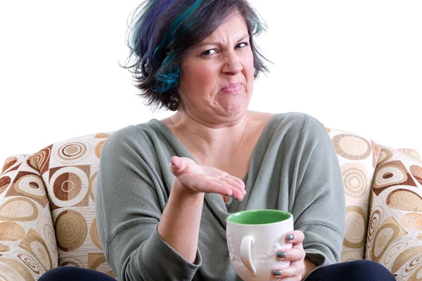 Mulher enojada gesticulando a xícara de chá — Fotografia de Stock