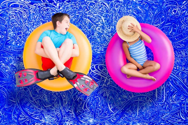 Kısık küçük çocuk ve sessiz genç kardeşi