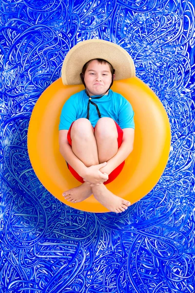 Jeune garçon ludique dans une piscine d'été — Photo