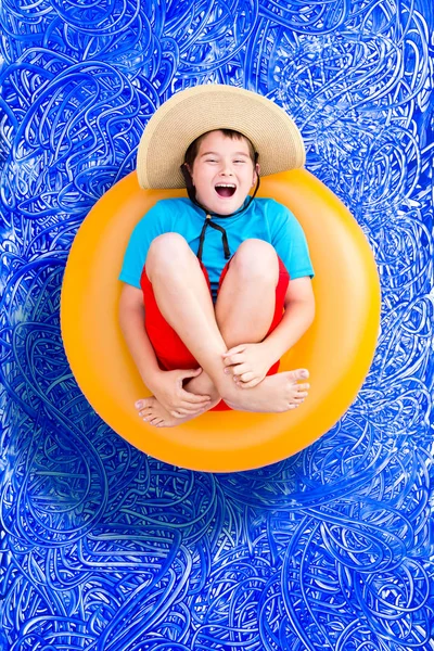 Niño feliz relajándose en una piscina de verano — Foto de Stock