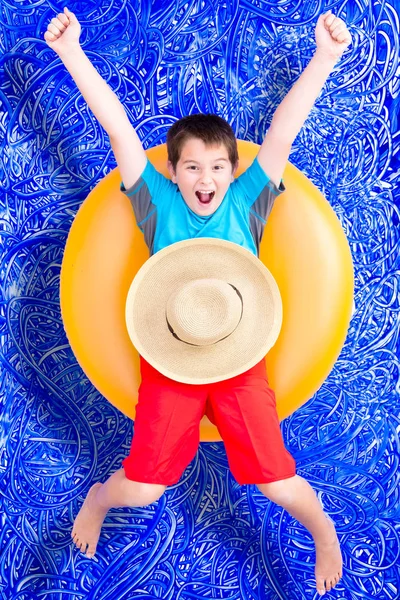 Onun yaz tatili kutluyor neşeli küçük çocuk