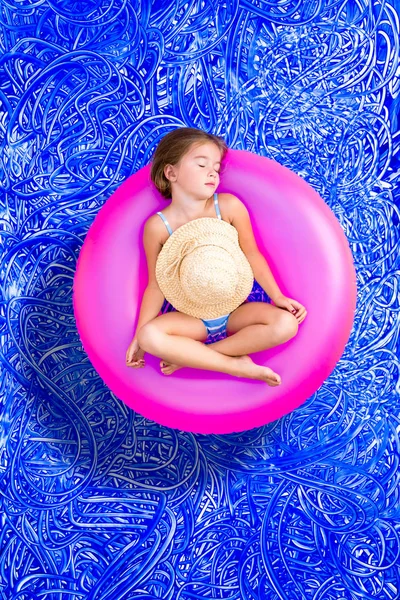 Schattig jong meisje een dutje doen in het zwembad — Stockfoto