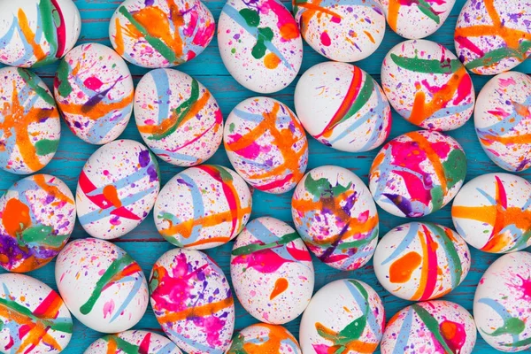 Witte eieren geschilderd als feestelijke Pasen achtergrond — Stockfoto
