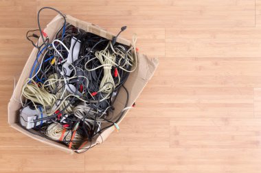 Elektrik telleri ile eski hırpalanmış kutu