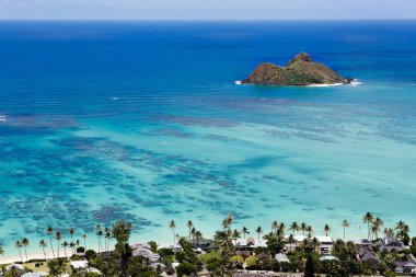 Hawaii's Mokulua Adaları Pasifik Okyanusu üzerinde