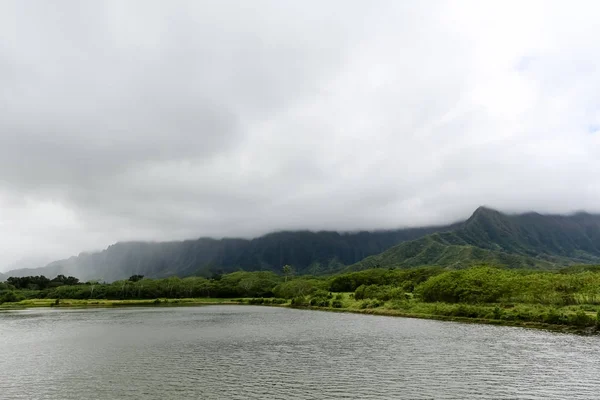 Hawai Oahu isla Waiahole vista de la reserva forestal sobre el Ahuiman — Foto de Stock