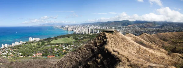 Vista de la playa de Waikiki y las colinas de Honolulu — Foto de Stock