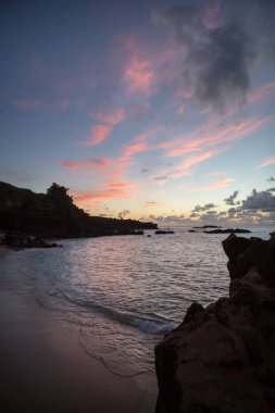 Hawaii Kuzey kıyısında renkli pembe günbatımı