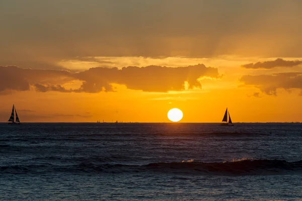 Färgglada Hawaii solnedgången över Stilla havet — Stockfoto