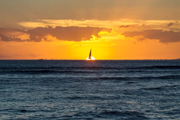 Dramatiska eldig orange Hawaiian sunset — Stockfoto