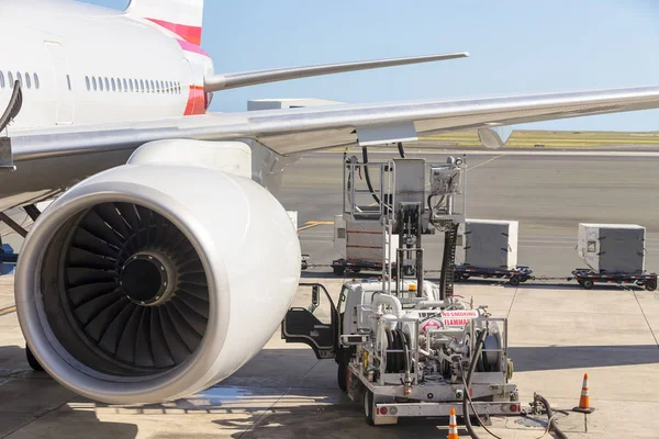 LKW parkt unter einem Flugzeugflügel beim Betanken — Stockfoto