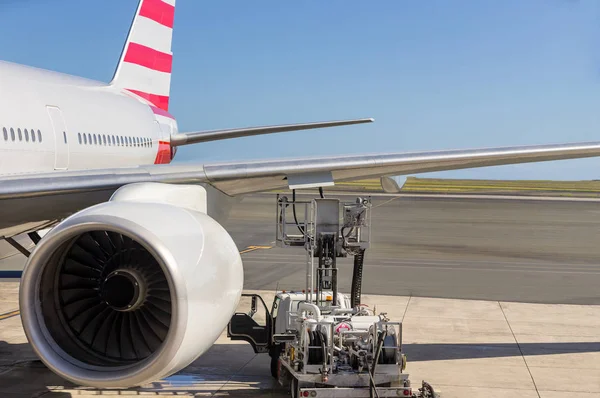 Motor turbo num avião comercial — Fotografia de Stock