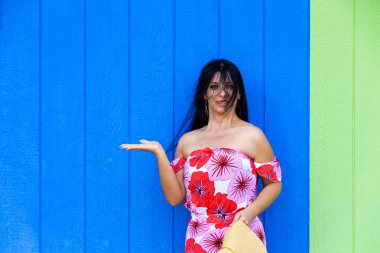 Boş elini tutan güzel kadın