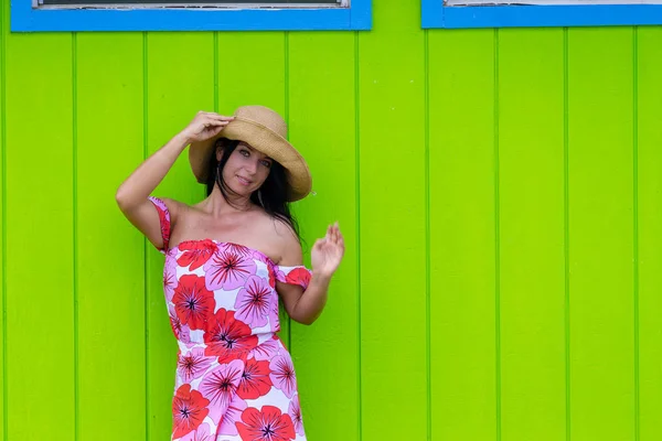 Mulher bonita em um chapéu de sol de palha no Havaí — Fotografia de Stock