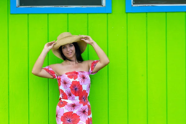 Mulher muito jovem na moda de verão floral — Fotografia de Stock