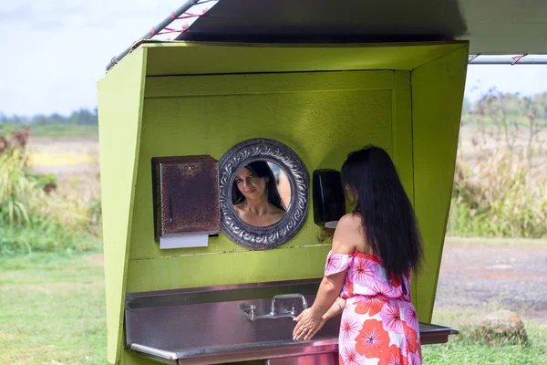 Mulher lavando as mãos refletida em um espelho — Fotografia de Stock