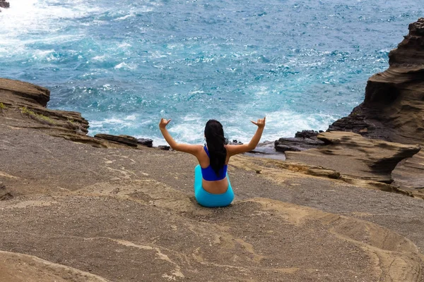Woman exercising on the rocks at Heavens Point — Stock Photo, Image