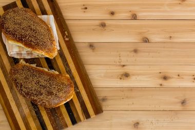 İki taze somun uzmanlık kepekli ekmek