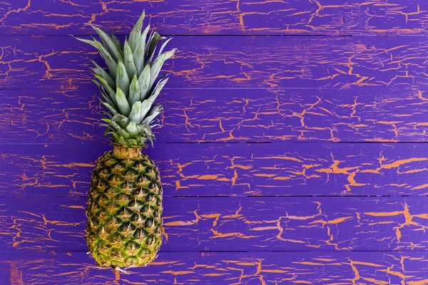 Duże zupełnie dojrzałe soczysty tropikalny ananas — Zdjęcie stockowe