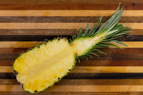 Przekrój poprzeczny świeży ananas na deska do krojenia — Zdjęcie stockowe