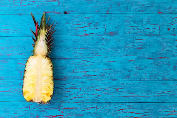 Halved pineapple with its crown of leaves — Stock Photo, Image