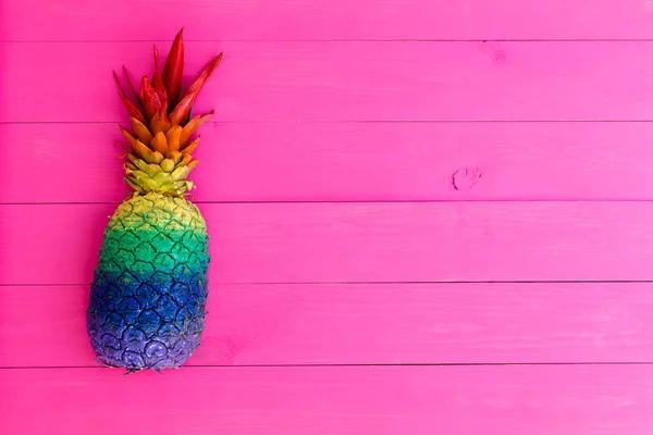 Ananas kolorowe, malowane z tęczy paski — Zdjęcie stockowe