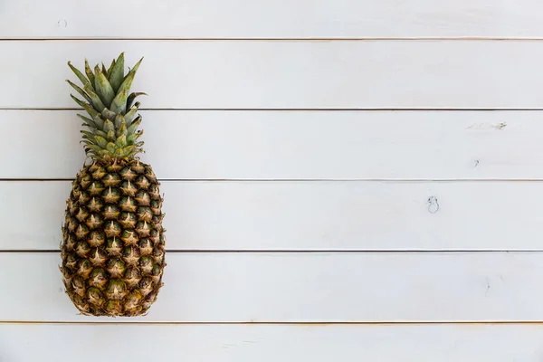 Świeży dojrzały ananas tropikalnych jako obramowanie strony — Zdjęcie stockowe