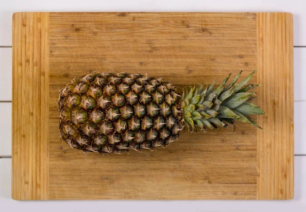 Zupełnie dojrzały ananas z liści na pokładzie — Zdjęcie stockowe