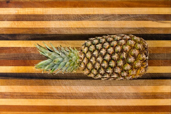 Zdrowy dojrzały ananas cały z liści — Zdjęcie stockowe