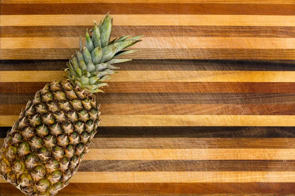 Duże soczyste zupełnie dojrzały ananas tropikalny — Zdjęcie stockowe