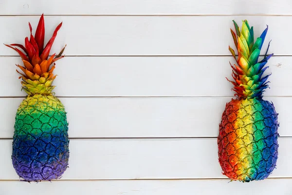 Dwa artystyczne tęcza kolorowych malowane ananasy — Zdjęcie stockowe