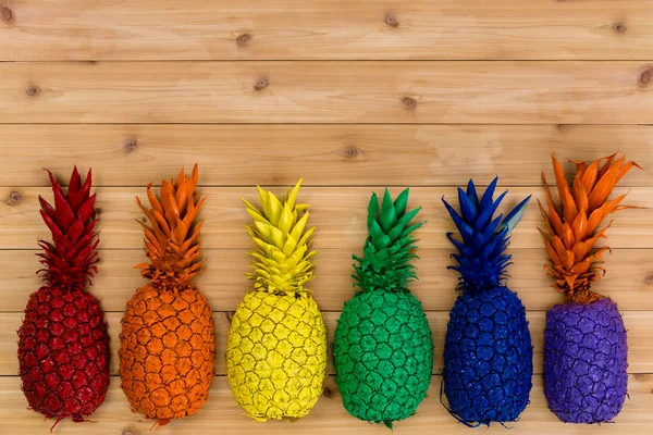 Kolorowe wiersz malowane Rainbow Kolorowe ananasy — Zdjęcie stockowe