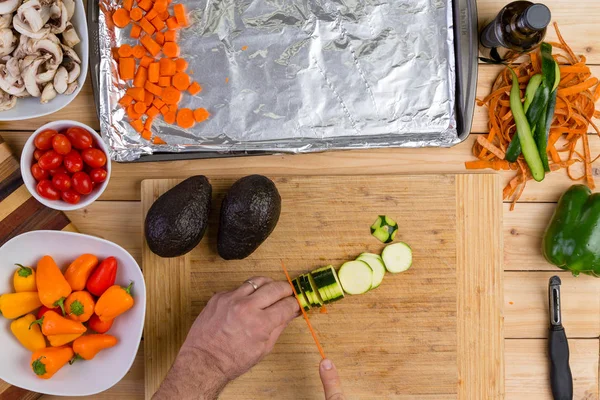 Chef schneidet frische Zucchini oder Zucchini in Scheiben — Stockfoto